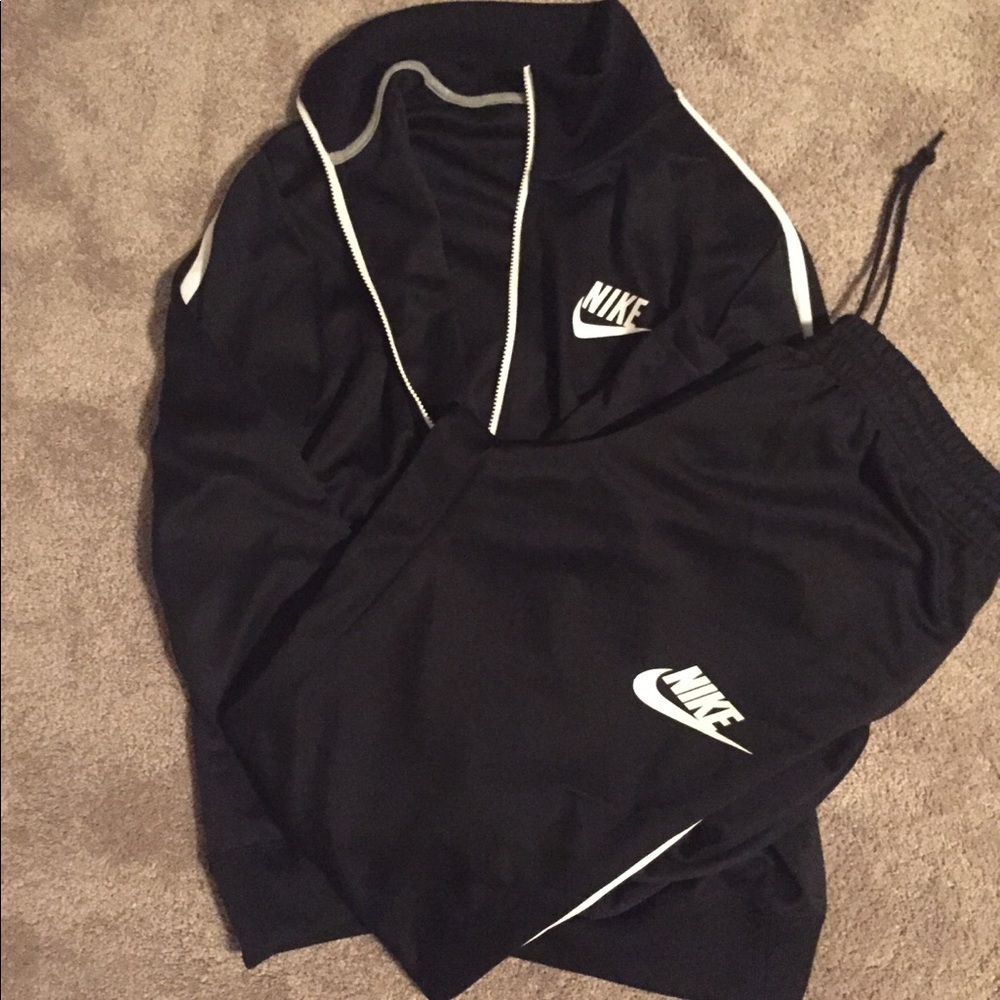 Men’s Nike jacket and pants