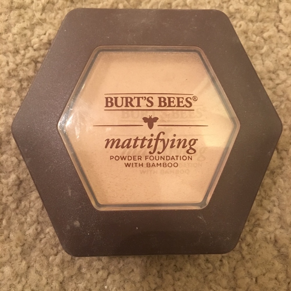 Burts Bees mattifying  powder foundation