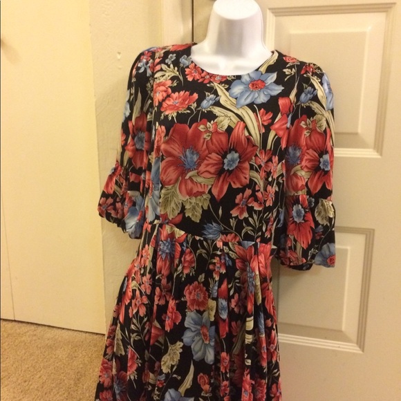 ❤️4 for $10❤️zip back floral dress - Picture 2 of 5