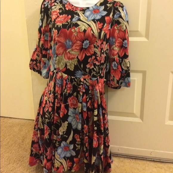 ❤️4 for $10❤️zip back floral dress - Picture 3 of 5