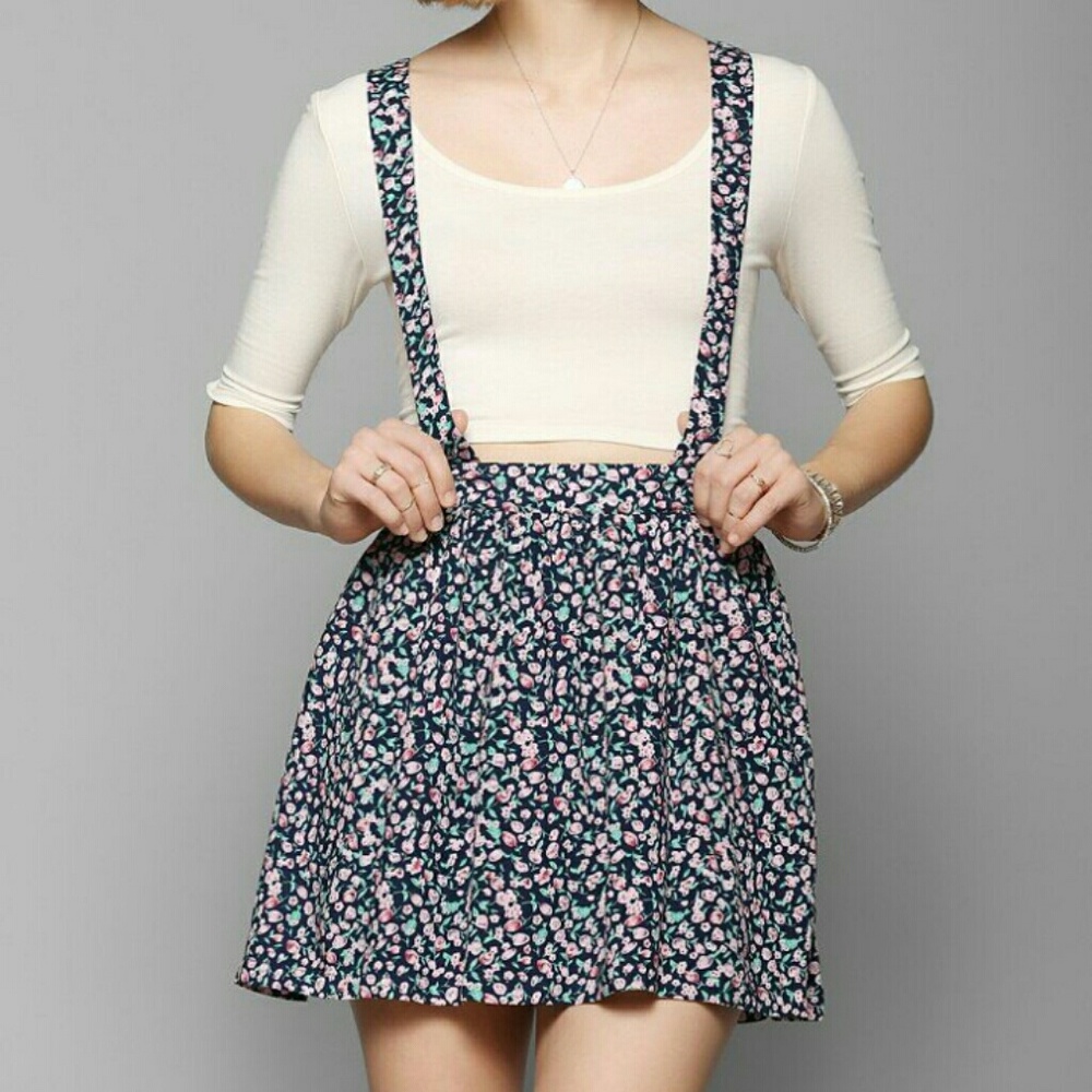 MUST GO! Skirt only// UO floral skirt
