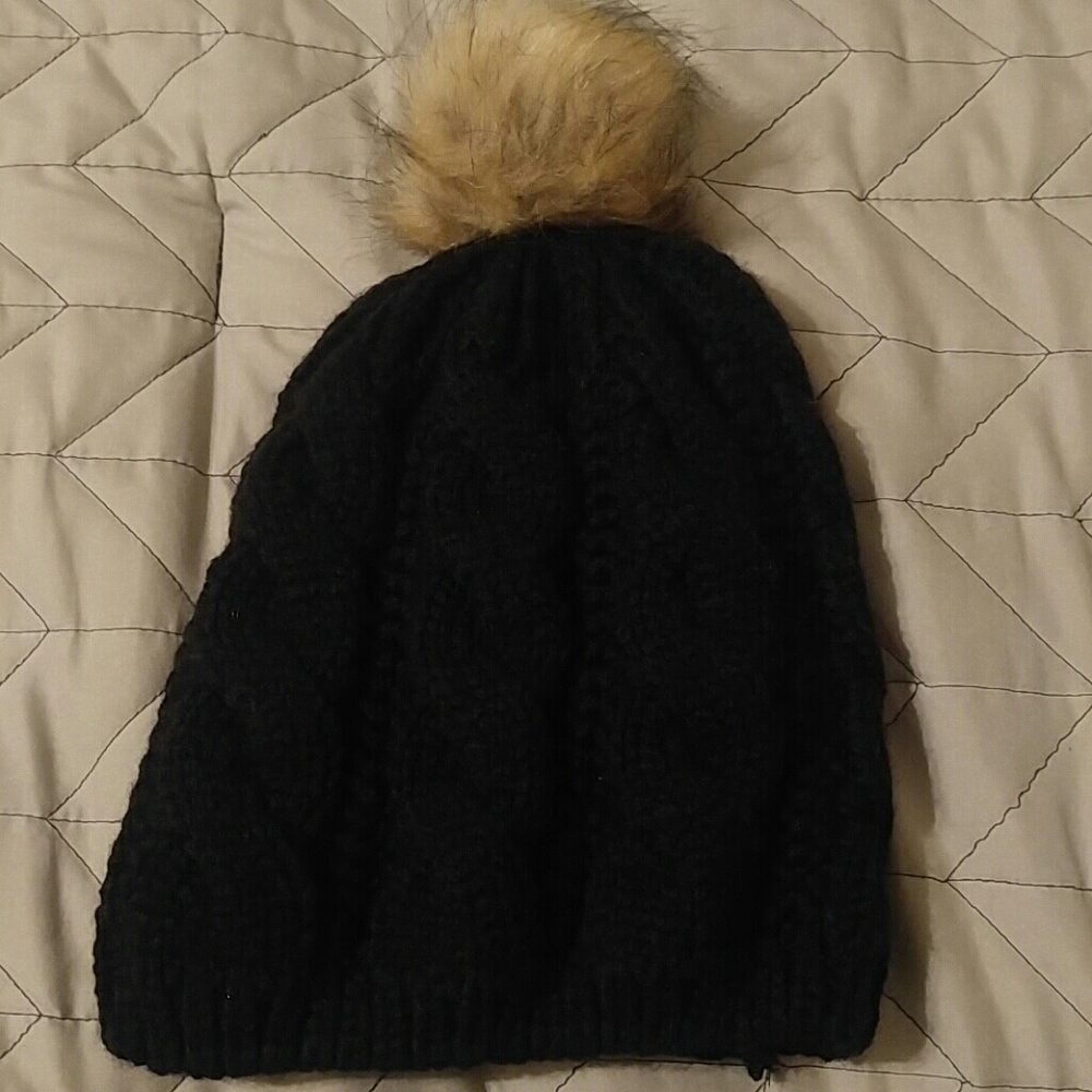 ✨Sold✨Faux fur pom beanie✨