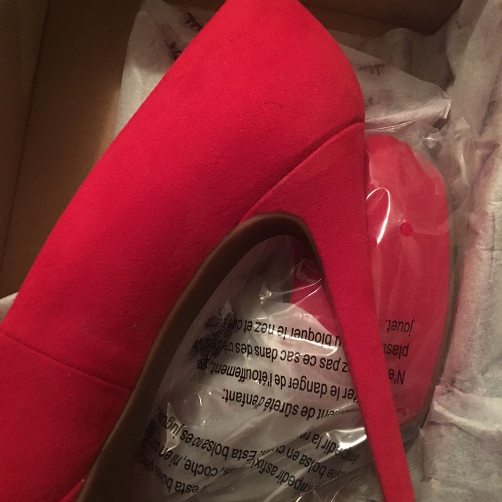 Red pumps - Picture 2 of 3