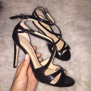 BLACK STRAPY HEELS