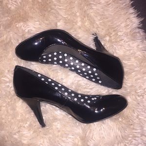 Patent leather black pumps