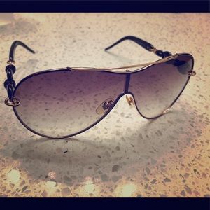 Women’s Gucci glasses
