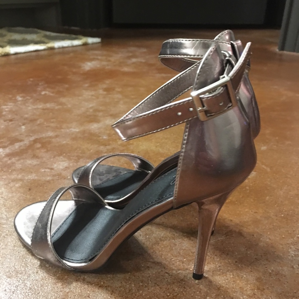 Mossimo Taupe/Champagne strappy heels