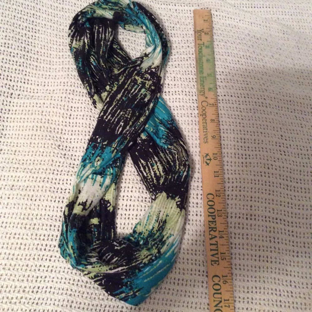*FREE with Bundle!* Infinity scarf