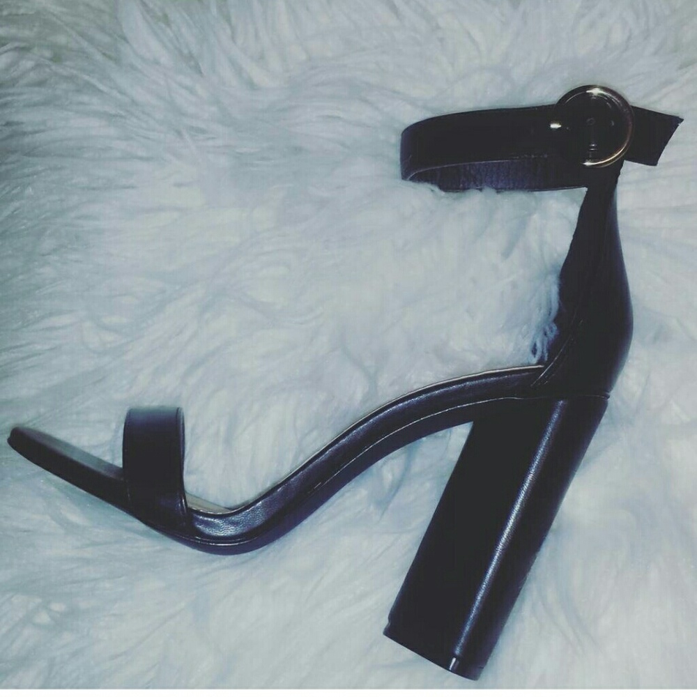 Cute lulu's strap heel