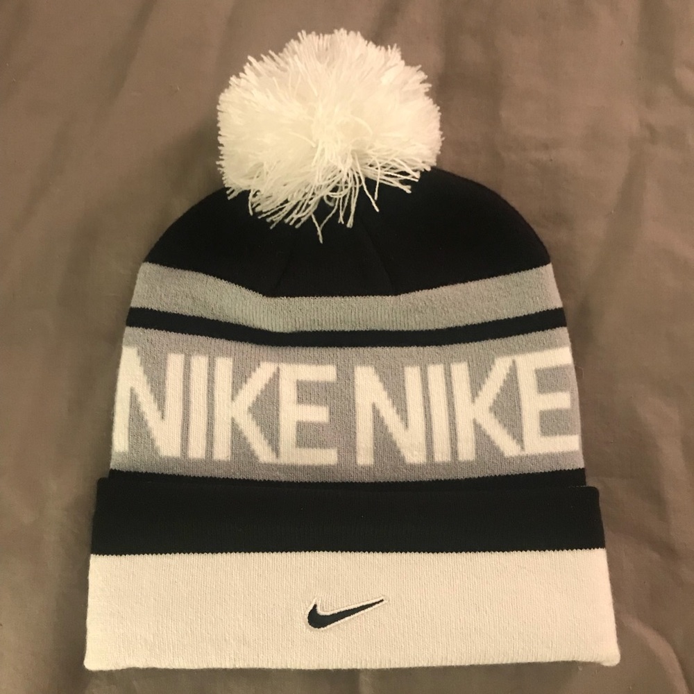 Nike Pom Beanie (NWOT)