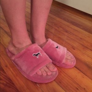 VS PINK pink slippers w/ black dog logo size 9/10