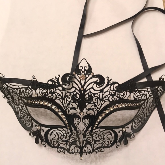 Black Mask - Picture 3 of 4