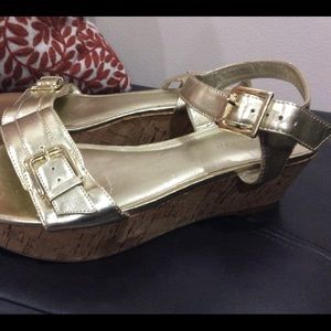 FINAL PRICE🌹🌷🌺BCBG WOMEN’S size 10 gold Sandals