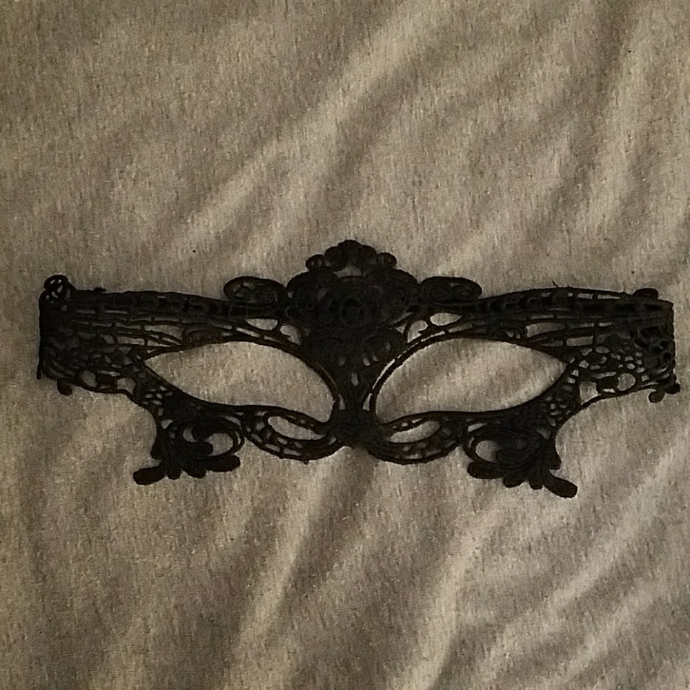 **CLOSET CLEAR OUT SALE!**Masquerade mask