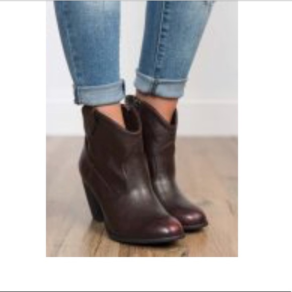 Western Chic Burnished Distressed Boots - Picture 5 of 7