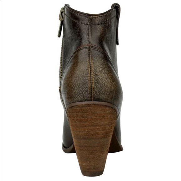 Western Chic Burnished Distressed Boots - Picture 6 of 7