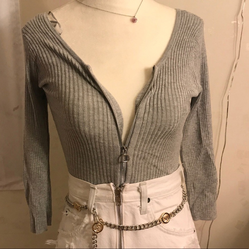 Gray long sleeve tight shirt