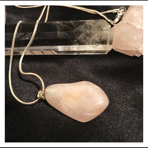 🌹 Rose Quartz Necklace Price Firm unless Bundled - Picture 7 of 8
