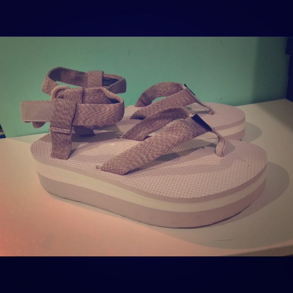 TEVA flatform sandal lilac