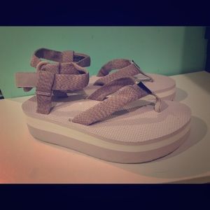 TEVA flatform sandal lilac