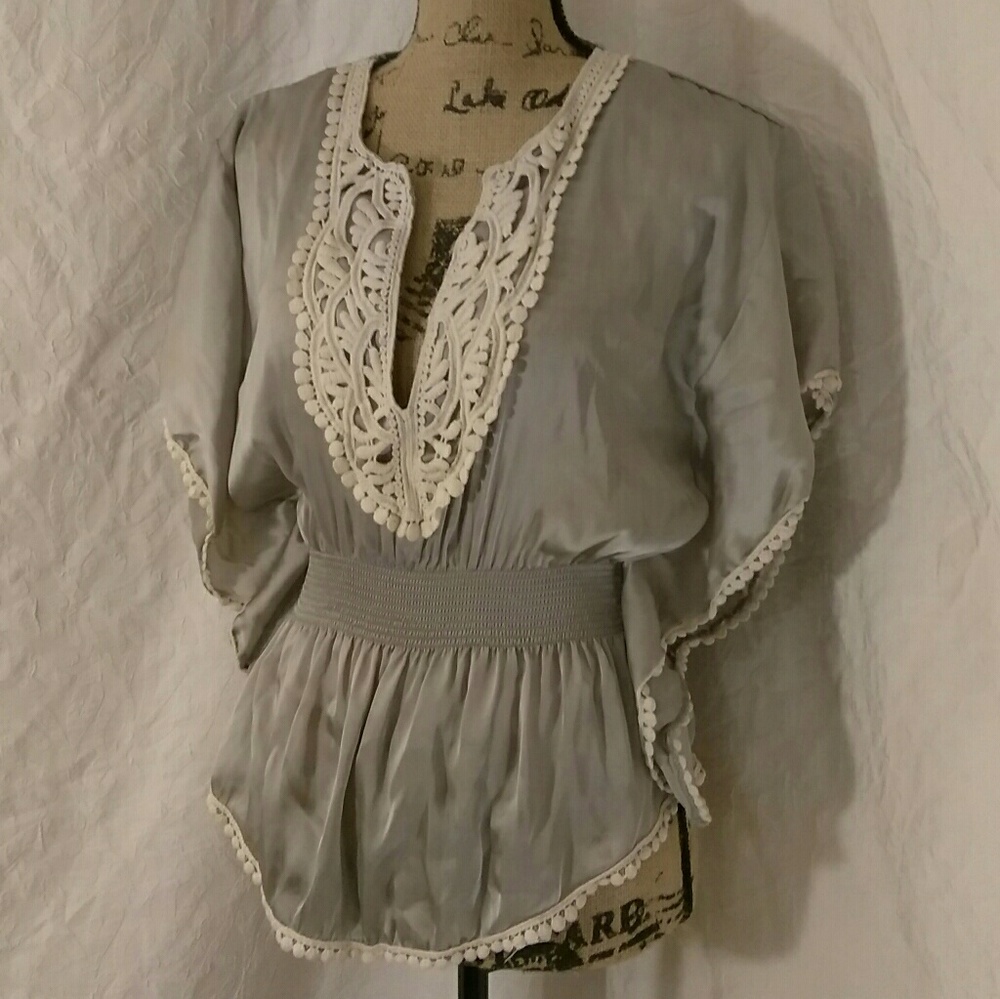 Pretty pullover blouse. - Picture 2 of 6