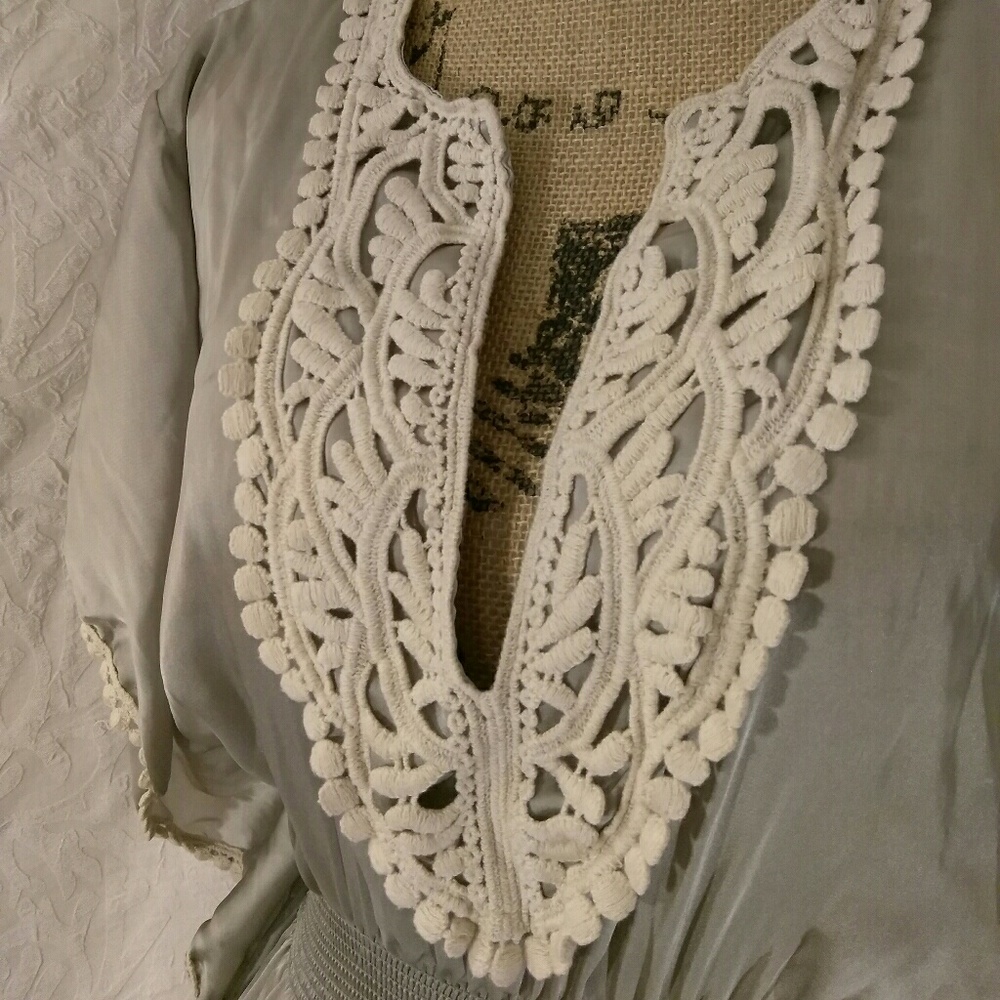 Pretty pullover blouse. - Picture 3 of 6