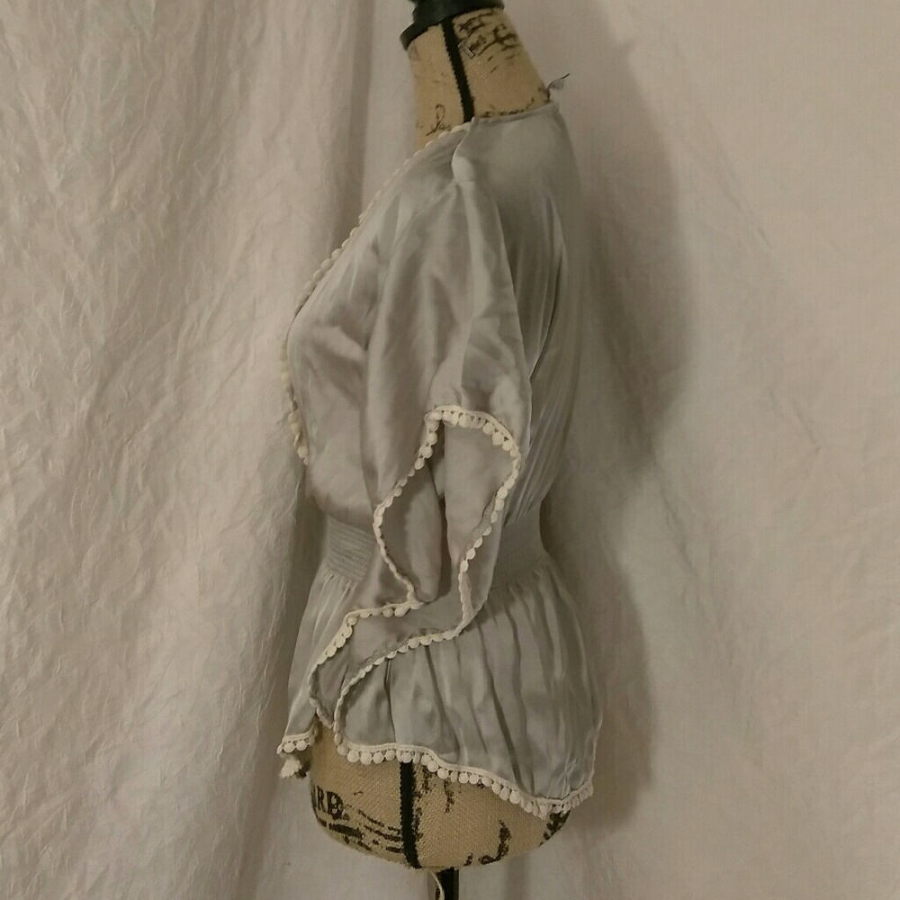 Pretty pullover blouse. - Picture 4 of 6