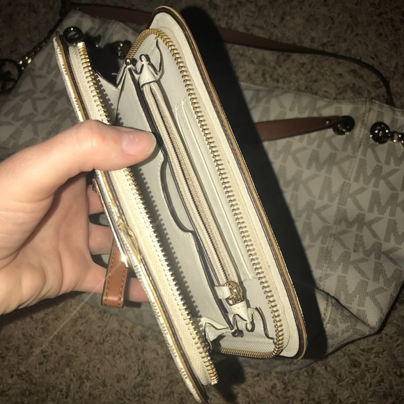 Authentic Michael Kors handbag with wristlet - Picture 2 of 4