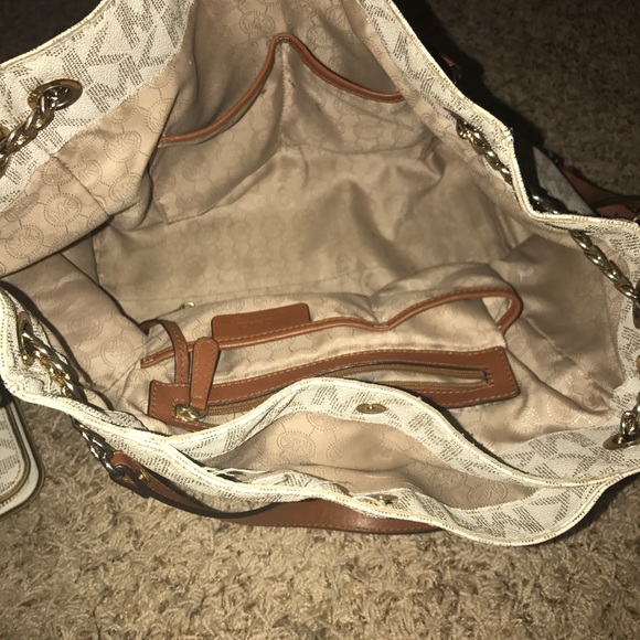 Authentic Michael Kors handbag with wristlet - Picture 4 of 4