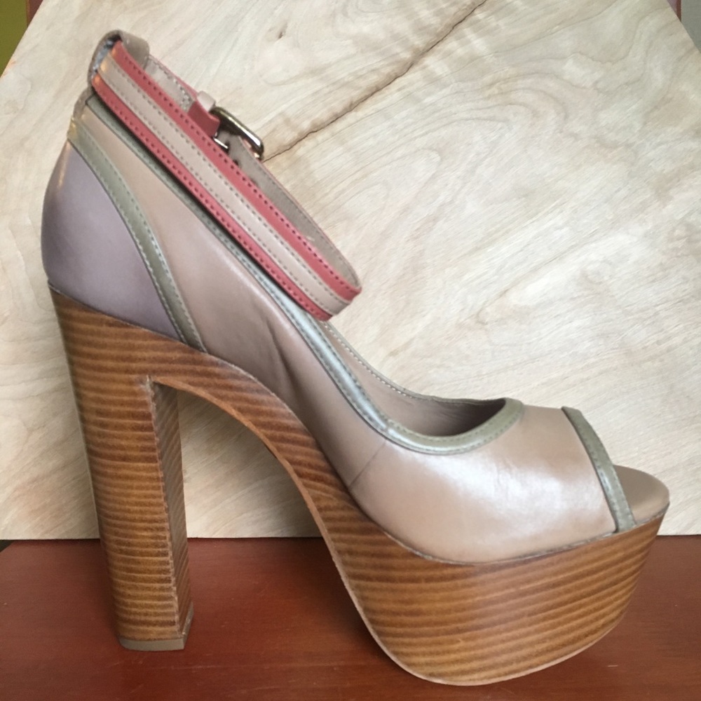 Pour la Victoire, Garcia platform heels