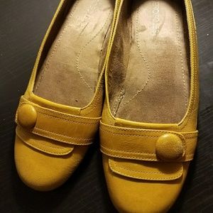 Mustard yellow Aerosoles
