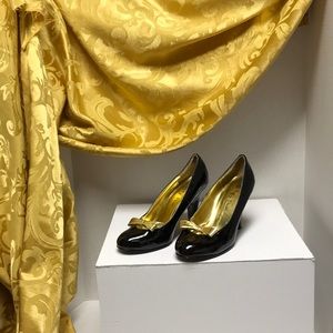 Black and gold pumps.