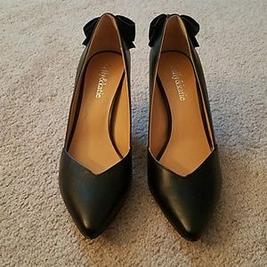 New 8.5 black heels with bows