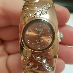 Beautiful 🌹 gold self clasping watch bangle