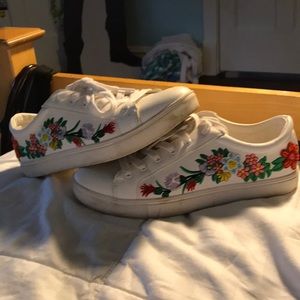 Steve Madden flower sneakers. Size 9