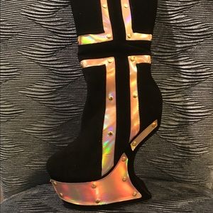 Midcalf black boots with gold reflective design