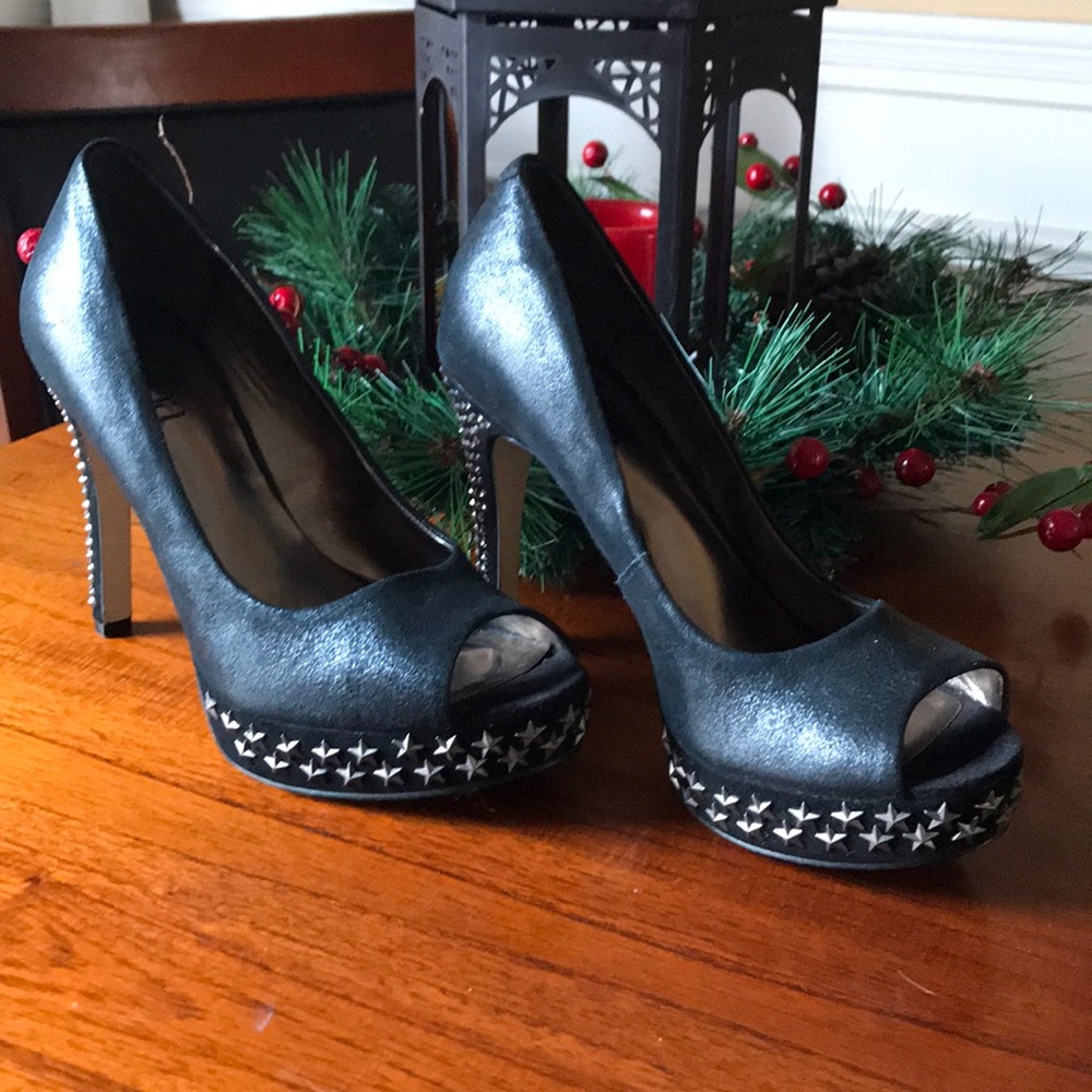 Black blingy heels - must have!!