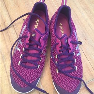 ASICS Women’s 7.5 lightweight athletic shoe