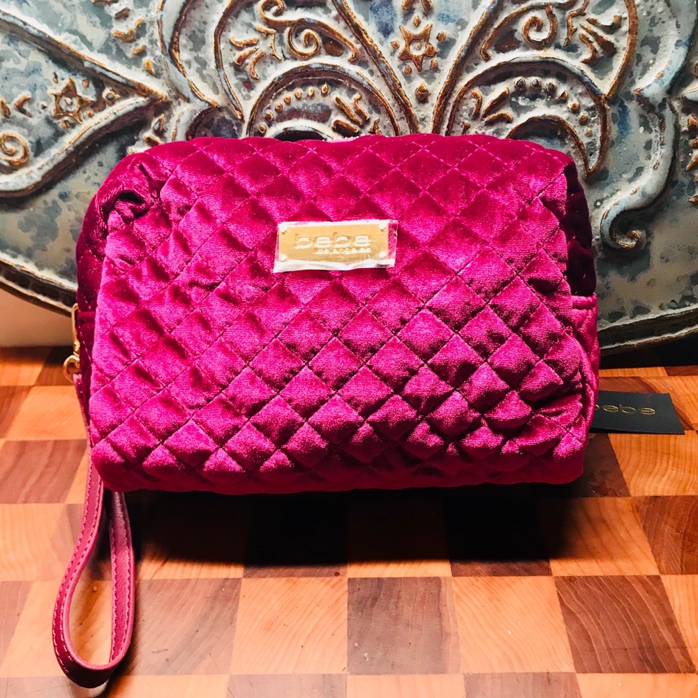 NWT BeBe DANIELLE BOXY VELVET WRISTLET gold zip 😍