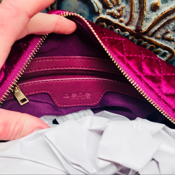 NWT BeBe DANIELLE BOXY VELVET WRISTLET gold zip 😍 - Picture 5 of 8