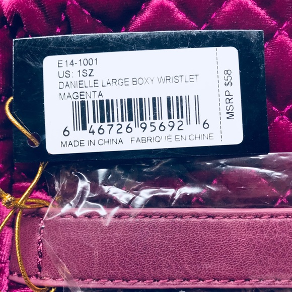NWT BeBe DANIELLE BOXY VELVET WRISTLET gold zip 😍 - Picture 8 of 8