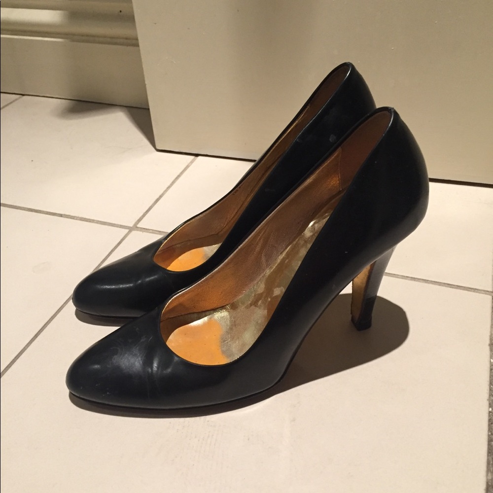 Kenneth Cole black pumps heels with gold accents