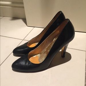 Kenneth Cole black pumps heels with gold accents