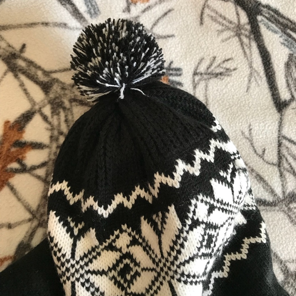 Snowflake winter hat - Picture 3 of 3