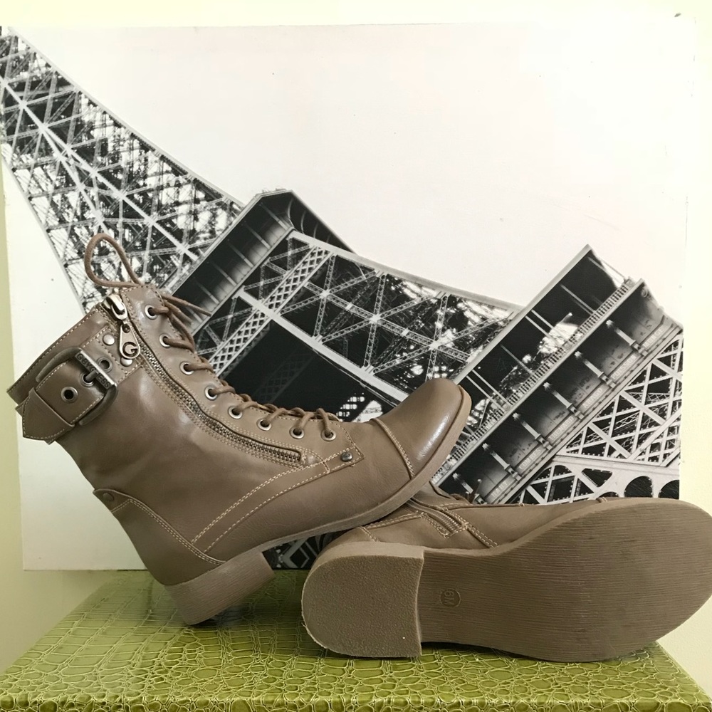 Size 6 Guess short booties