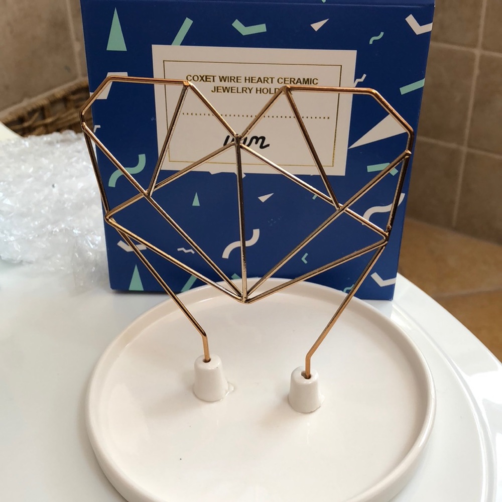 IMM living Coxet wire heart ceramic jewelry holder