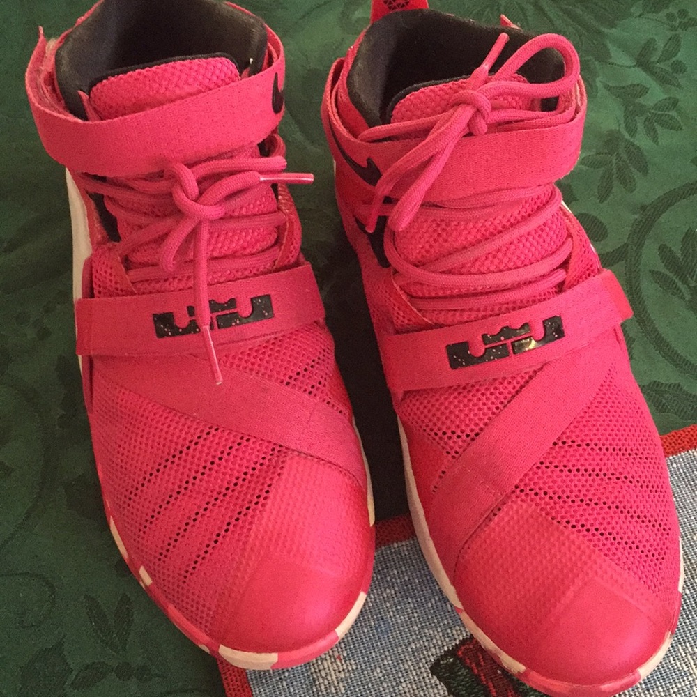 🦄Pink & black Lebron James youth 7/ women 8-81/2