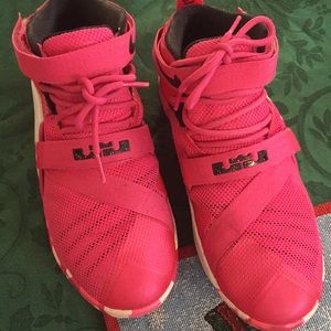 🦄Pink & black Lebron James youth 7/ women 8-81/2