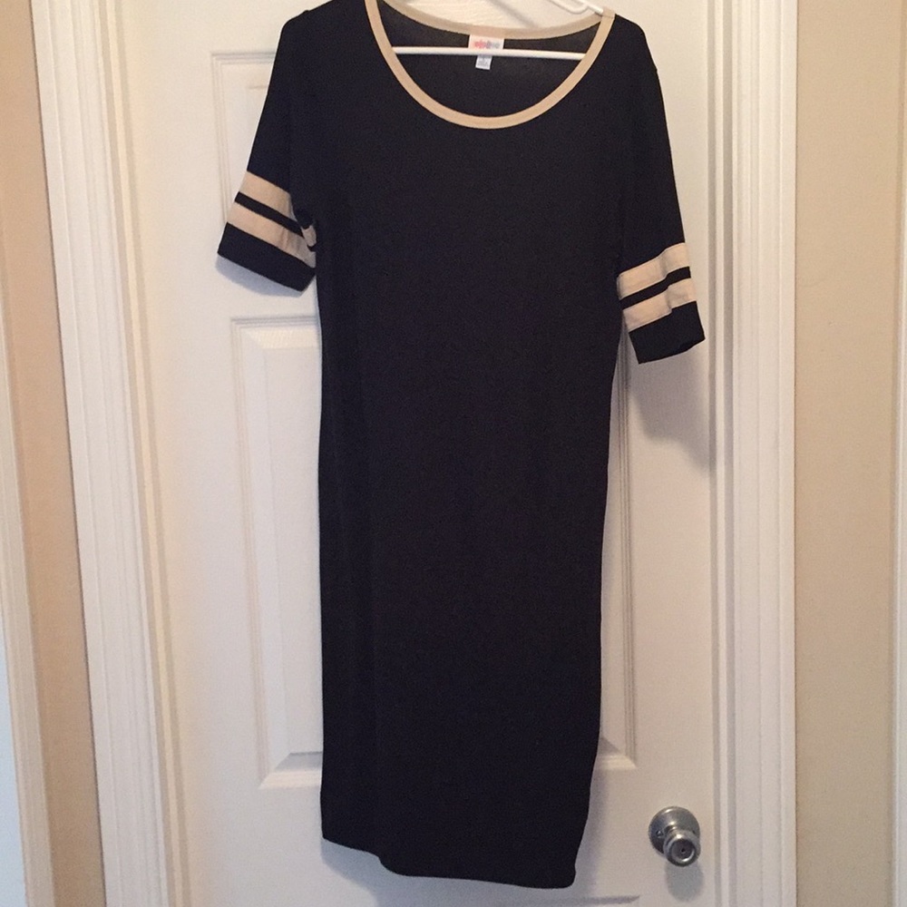 Solid black Julia w/ tan stripe on neck and arms.