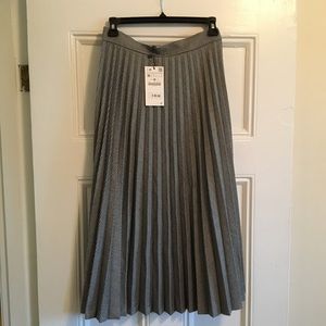New with tags Zara pleated skirt